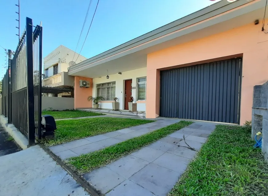 Foto 1 de Casa com 4 Quartos à venda, 300m² em Teresópolis, Porto Alegre
