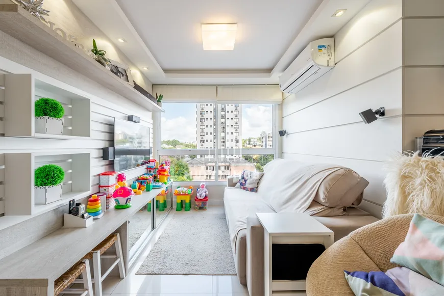 Foto 1 de Apartamento com 2 Quartos à venda, 60m² em Passo da Areia, Porto Alegre