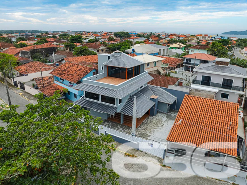 Foto 1 de Sobrado com 5 Quartos à venda, 125m² em Centro, Balneário Barra do Sul