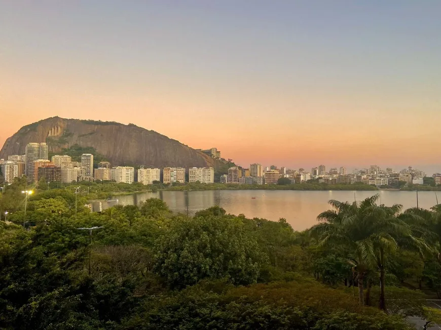 Foto 1 de Apartamento com 2 Quartos à venda, 98m² em Lagoa, Rio de Janeiro