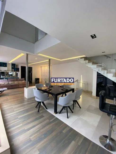 Foto 1 de Sobrado com 4 Quartos à venda, 357m² em Vila Vitoria, Santo André