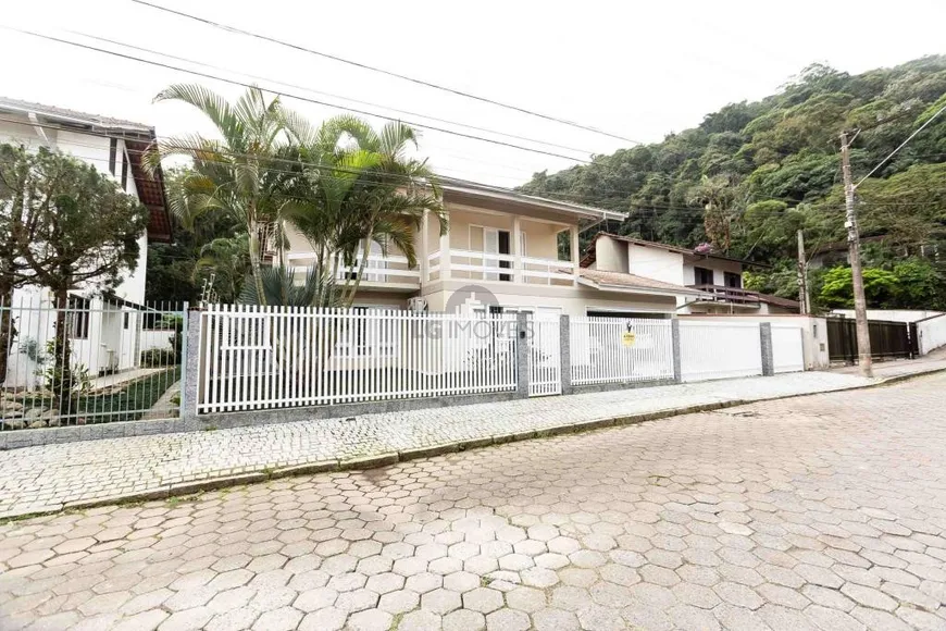 Foto 1 de Casa com 4 Quartos à venda, 290m² em América, Joinville