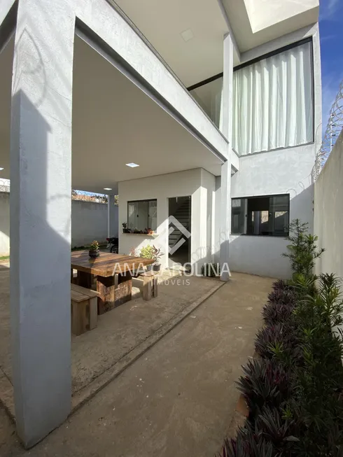 Foto 1 de Casa com 3 Quartos à venda, 285m² em Residencial Sul Jacarandás, Montes Claros