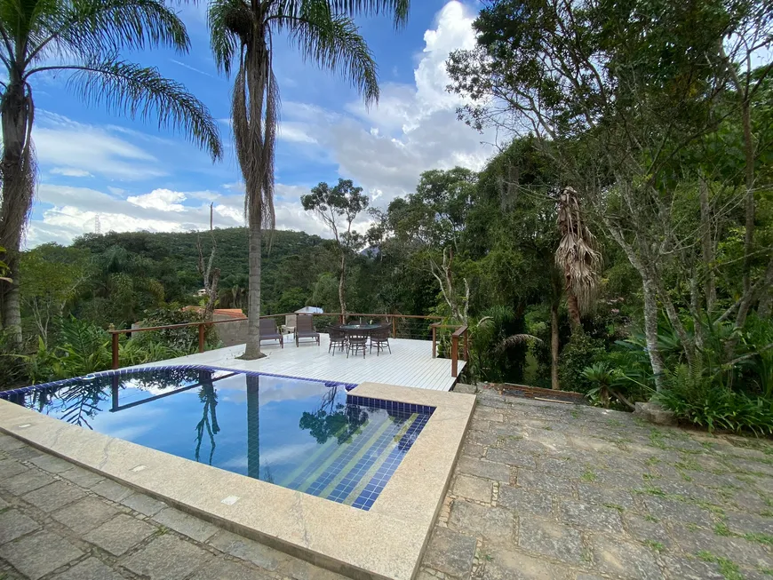 Foto 1 de Casa com 3 Quartos à venda, 170m² em Carangola, Petrópolis