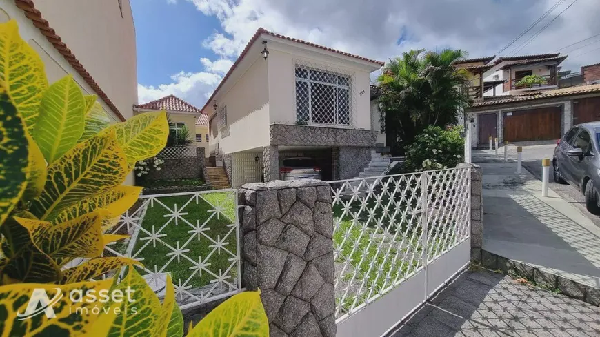 Foto 1 de Casa com 3 Quartos à venda, 400m² em Porto Novo, São Gonçalo