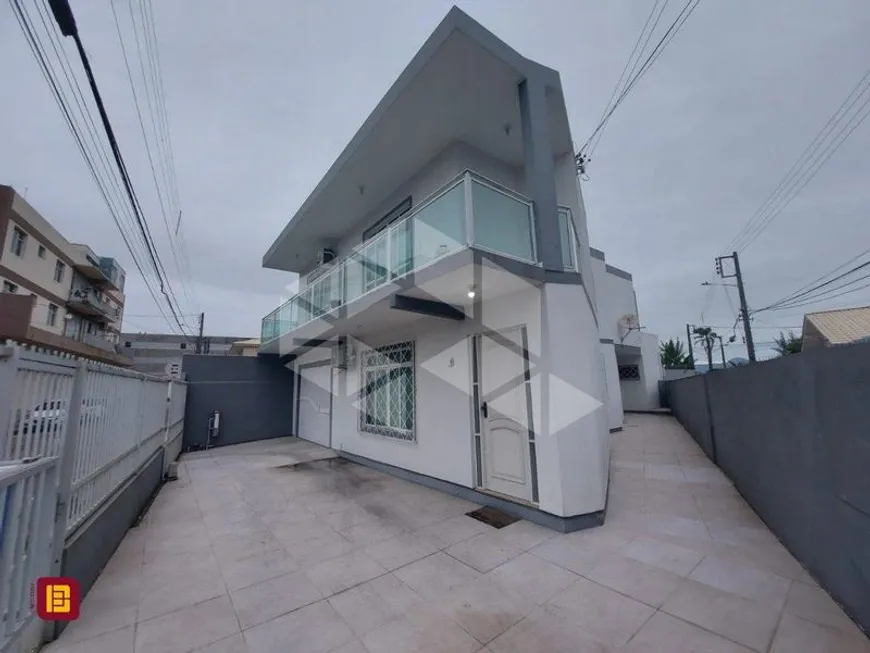 Foto 1 de Casa com 5 Quartos para alugar, 229m² em Kobrasol, São José