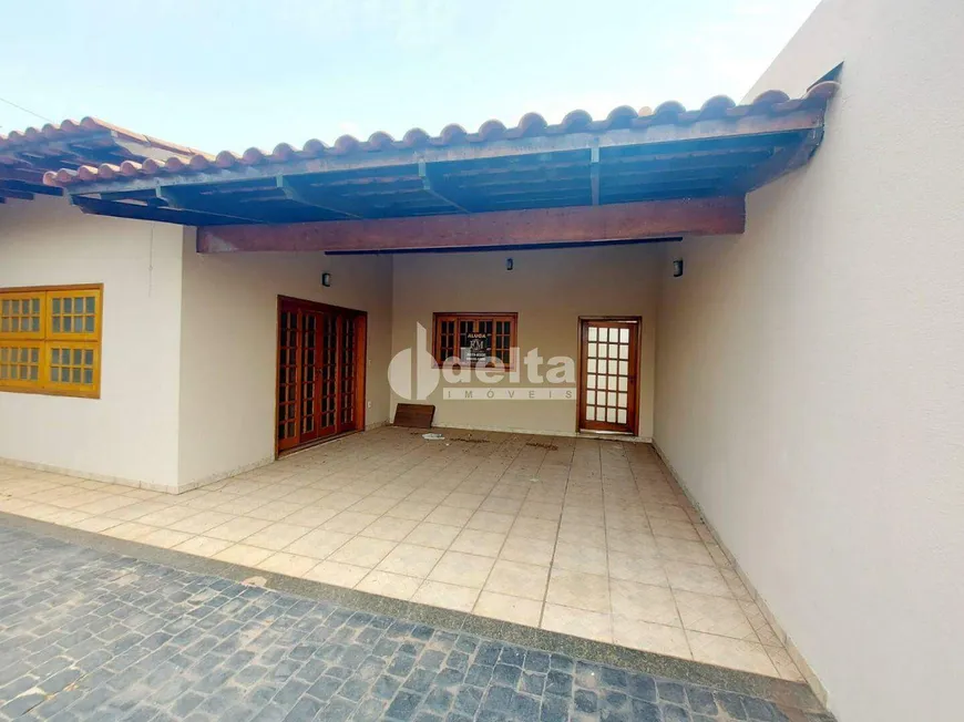 Foto 1 de Casa com 4 Quartos à venda, 242m² em Umuarama, Uberlândia