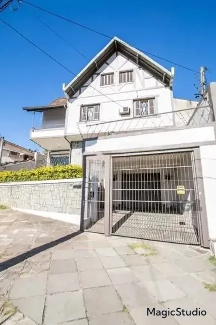 Foto 1 de Casa com 4 Quartos à venda, 249m² em Medianeira, Porto Alegre