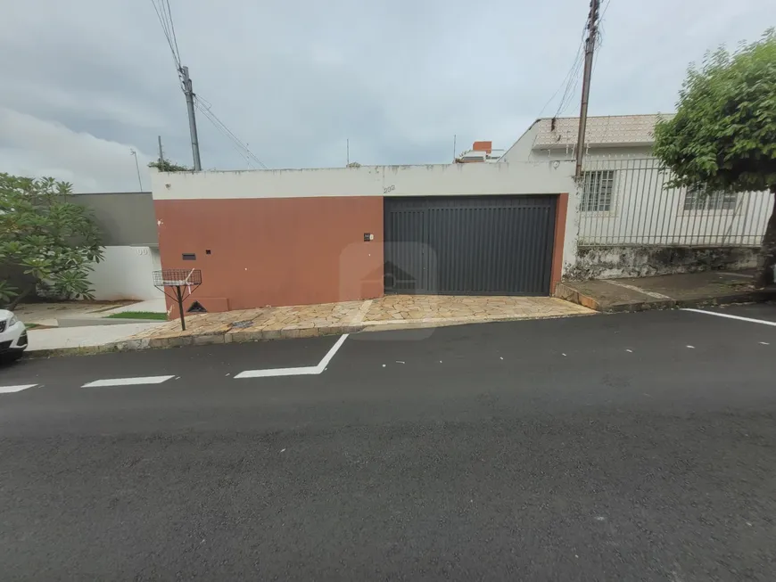 Foto 1 de Casa com 3 Quartos para alugar, 150m² em Lidice, Uberlândia