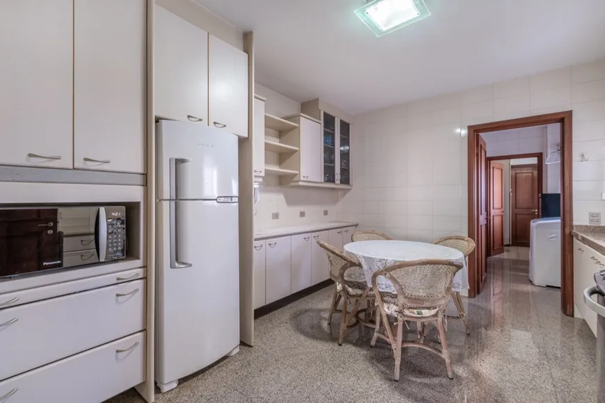 Foto 1 de Apartamento com 3 Quartos à venda, 131m² em Cabral, Curitiba