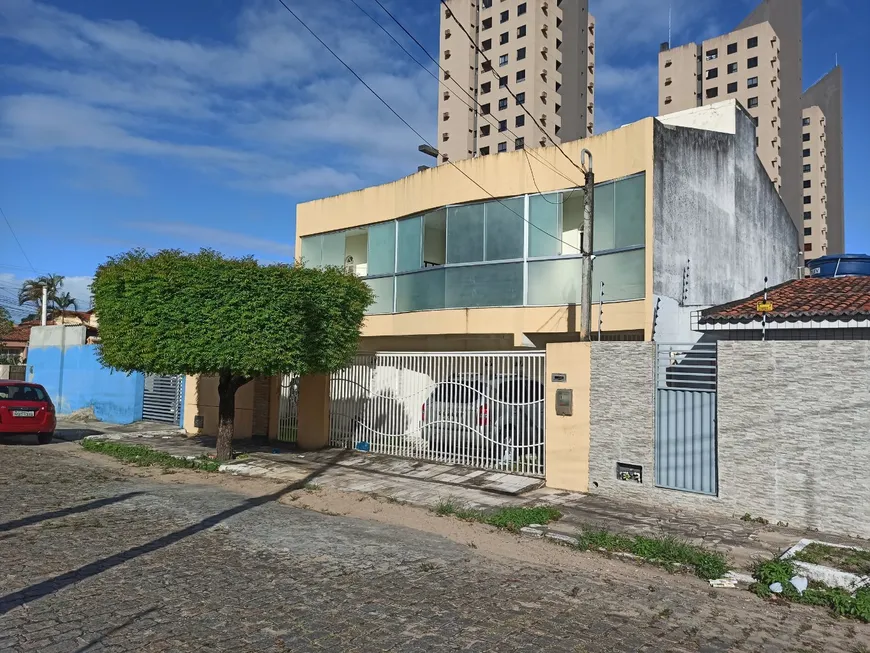 Foto 1 de Casa com 6 Quartos à venda, 280m² em Candelária, Natal