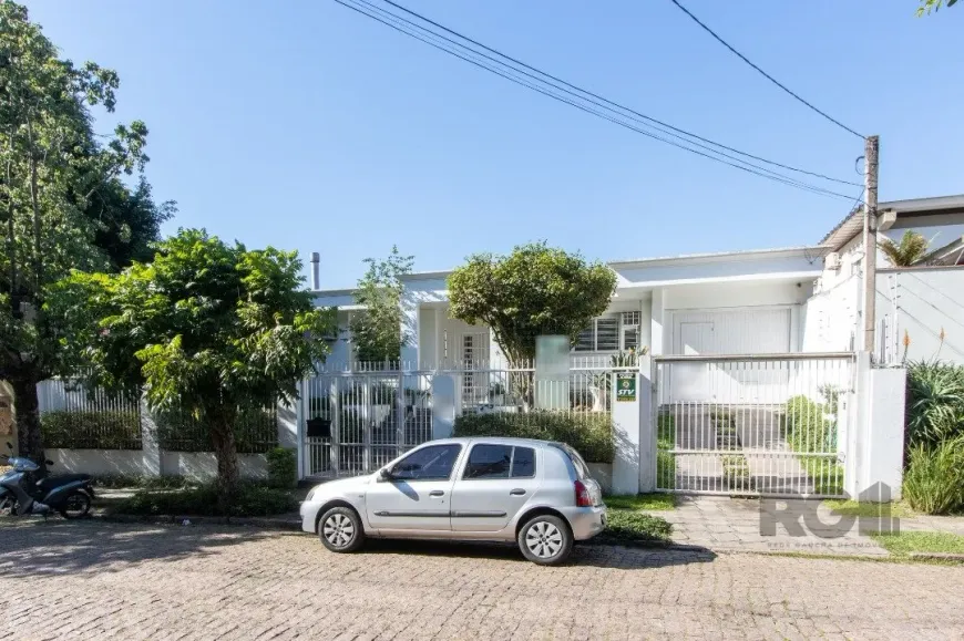 Foto 1 de Casa com 3 Quartos à venda, 225m² em Três Figueiras, Porto Alegre