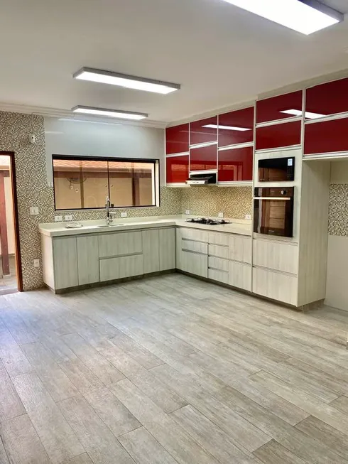 Foto 1 de Sobrado com 3 Quartos para alugar, 254m² em Jardim Santo Antonio, Santo André