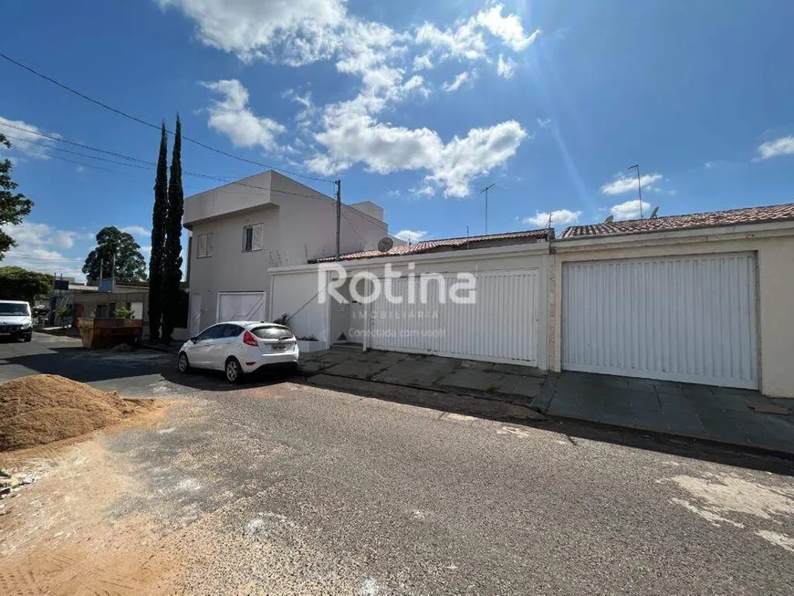 Foto 1 de Casa com 3 Quartos para alugar, 250m² em Santa Luzia, Uberlândia