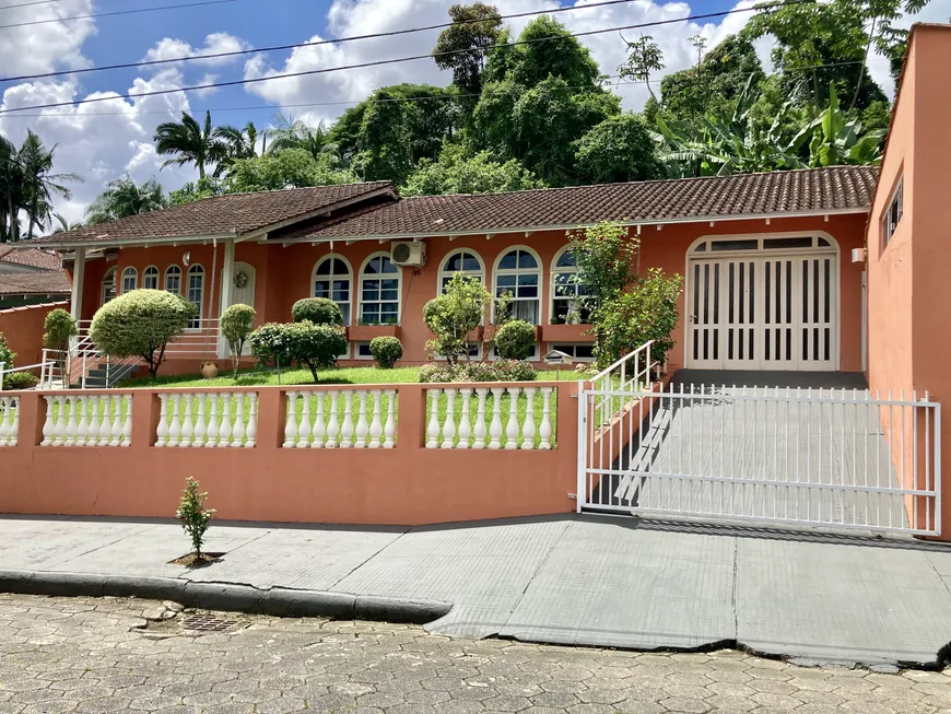 Foto 1 de Casa com 4 Quartos à venda, 160m² em Floresta, Joinville