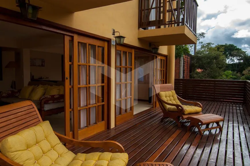 Foto 1 de Casa de Condomínio com 4 Quartos à venda, 400m² em Pedro do Rio, Petrópolis