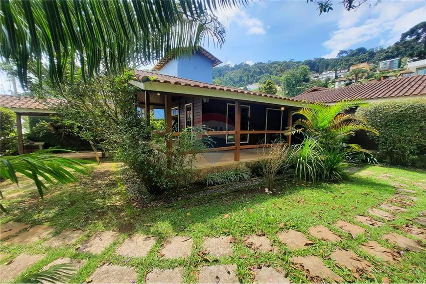 Foto 1 de Casa de Condomínio com 3 Quartos à venda, 199m² em Pimenteiras, Teresópolis