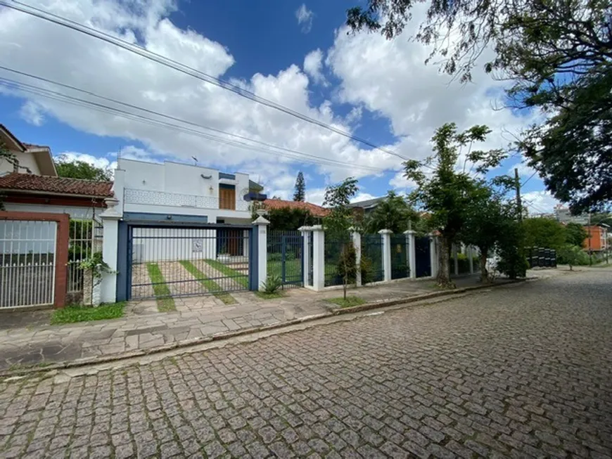 Foto 1 de Casa com 4 Quartos à venda, 360m² em Jardim Lindóia, Porto Alegre