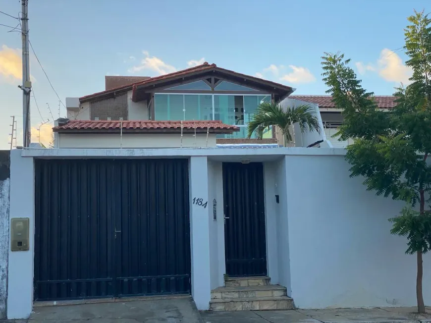 Foto 1 de Casa com 4 Quartos à venda, 240m² em Atalaia, Aracaju