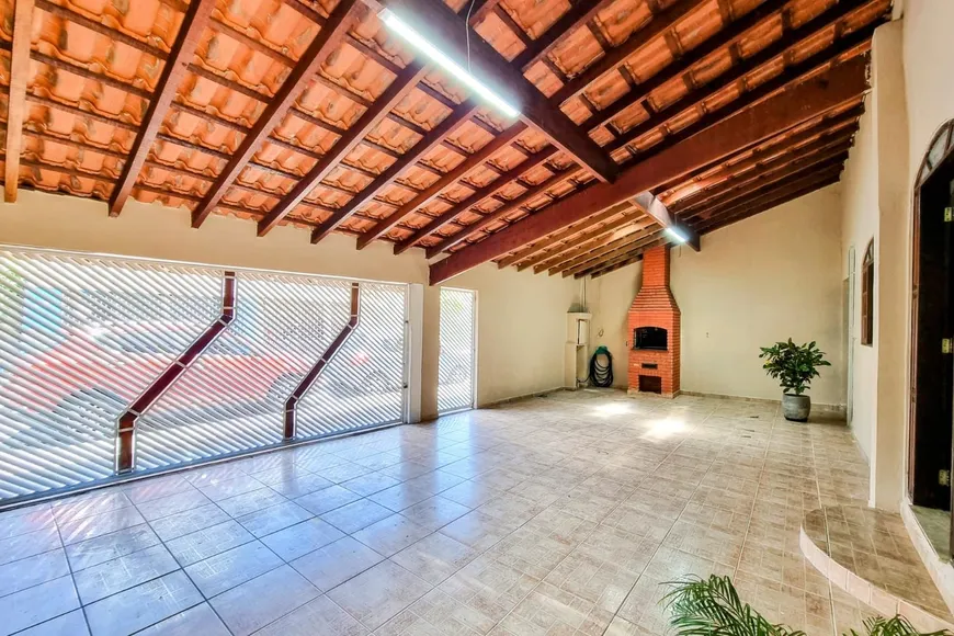 Foto 1 de Sobrado com 4 Quartos para venda ou aluguel, 210m² em Vila Zezé, Jacareí