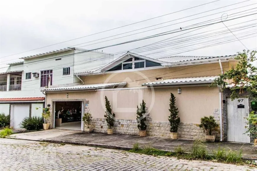 Foto 1 de Casa com 3 Quartos à venda, 220m² em Pitangueiras, Rio de Janeiro