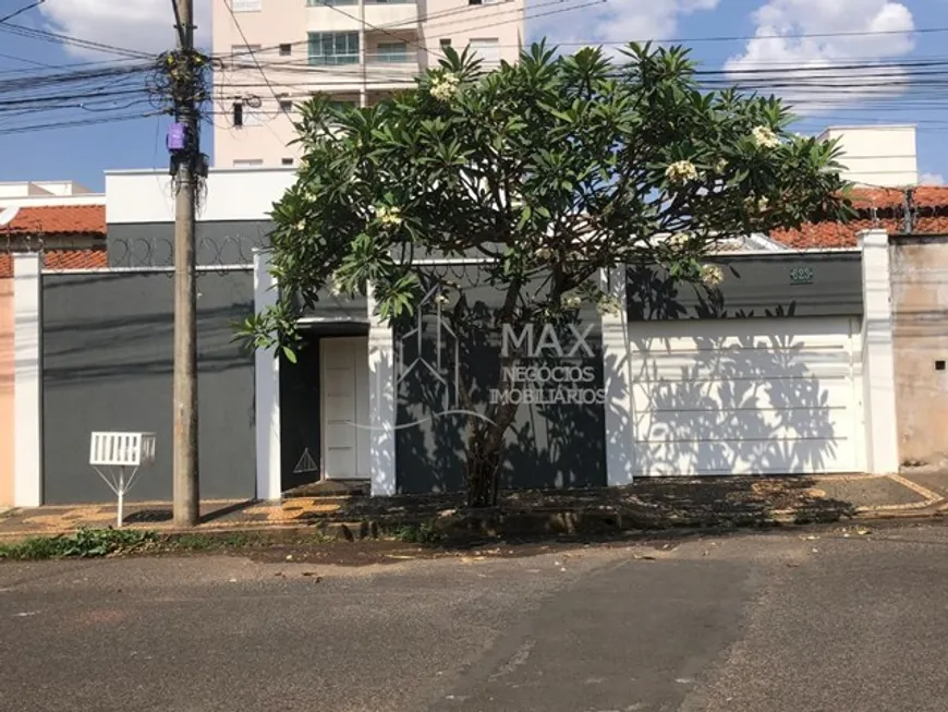 Foto 1 de Casa com 4 Quartos à venda, 190m² em Segismundo Pereira, Uberlândia