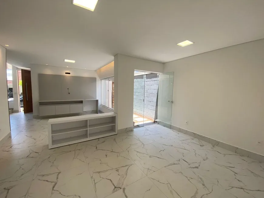 Foto 1 de Casa de Condomínio com 3 Quartos à venda, 180m² em Condominio Village Paradiso, Uberlândia
