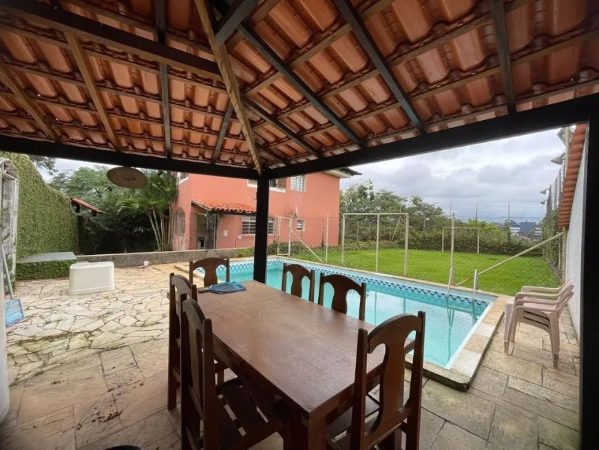 Foto 1 de Casa com 3 Quartos para venda ou aluguel, 234m² em Jardim Semiramis, Cotia