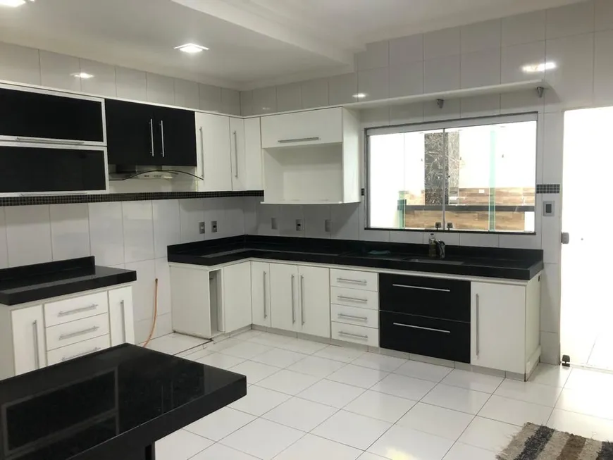 Foto 1 de Casa com 3 Quartos à venda, 235m² em Custódio Pereira, Uberlândia