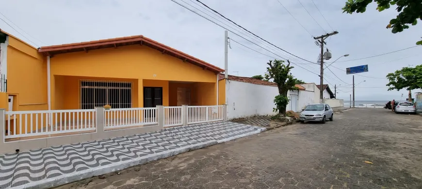 Foto 1 de Sobrado com 4 Quartos à venda, 135m² em Balneário Gaivotas, Itanhaém