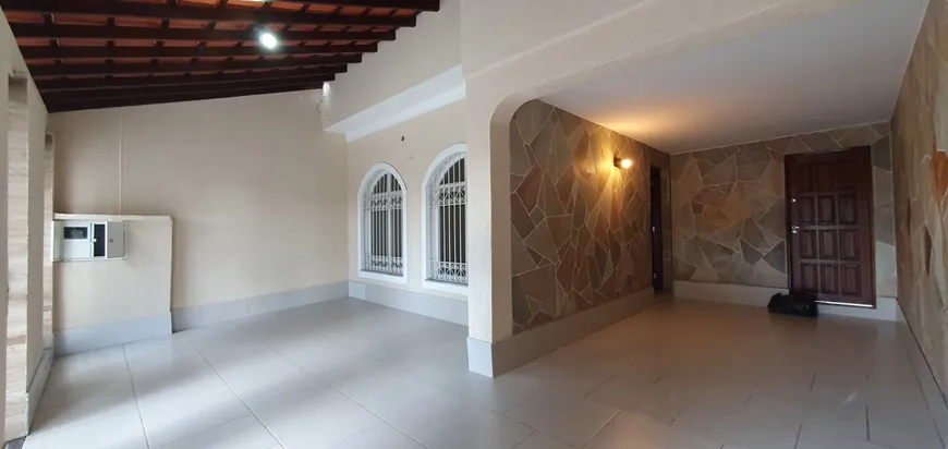 Foto 1 de Casa com 3 Quartos para alugar, 170m² em Jardim Mesquita, Jacareí