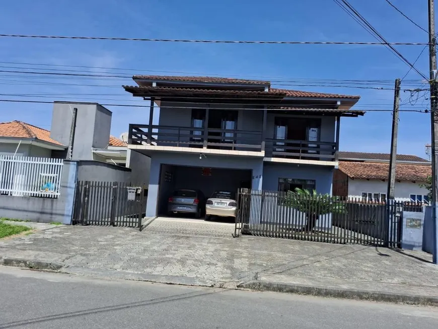 Foto 1 de Sobrado com 4 Quartos à venda, 220m² em Aventureiro, Joinville