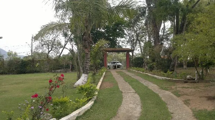 Foto 1 de Fazenda/Sítio com 3 Quartos à venda, 300m² em Centro, Aracoiaba da Serra