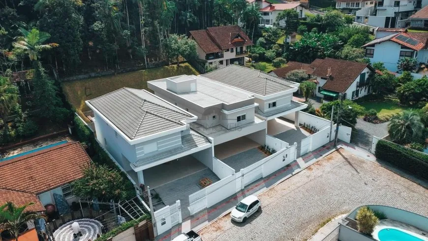 Foto 1 de Casa com 4 Quartos à venda, 270m² em Atiradores, Joinville