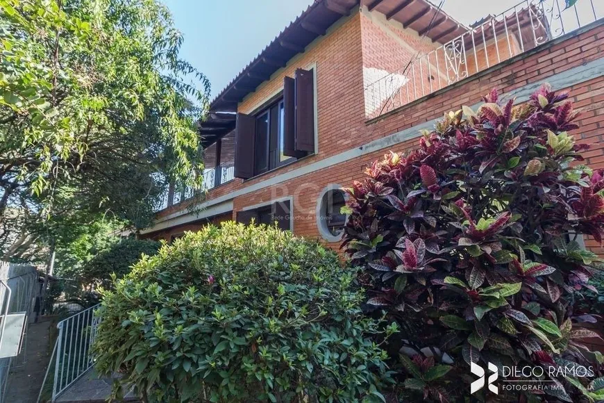 Foto 1 de Casa com 4 Quartos à venda, 348m² em Medianeira, Porto Alegre