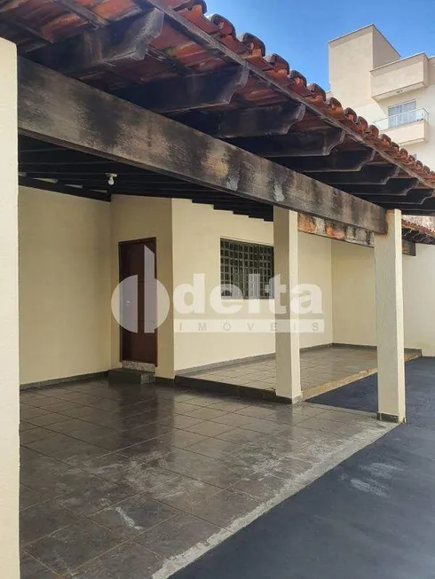 Foto 1 de Casa com 4 Quartos à venda, 250m² em Santa Mônica, Uberlândia