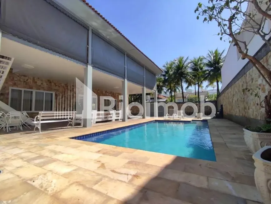 Foto 1 de Casa de Condomínio com 5 Quartos para venda ou aluguel, 500m² em Barra da Tijuca, Rio de Janeiro