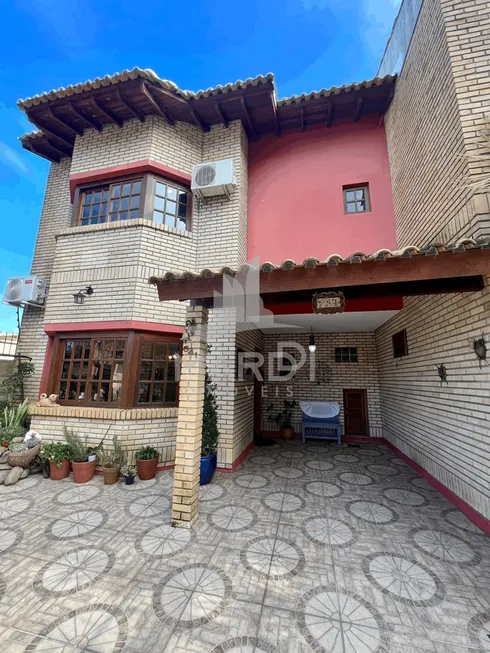 Foto 1 de Casa com 3 Quartos para alugar, 154m² em Guarujá, Porto Alegre