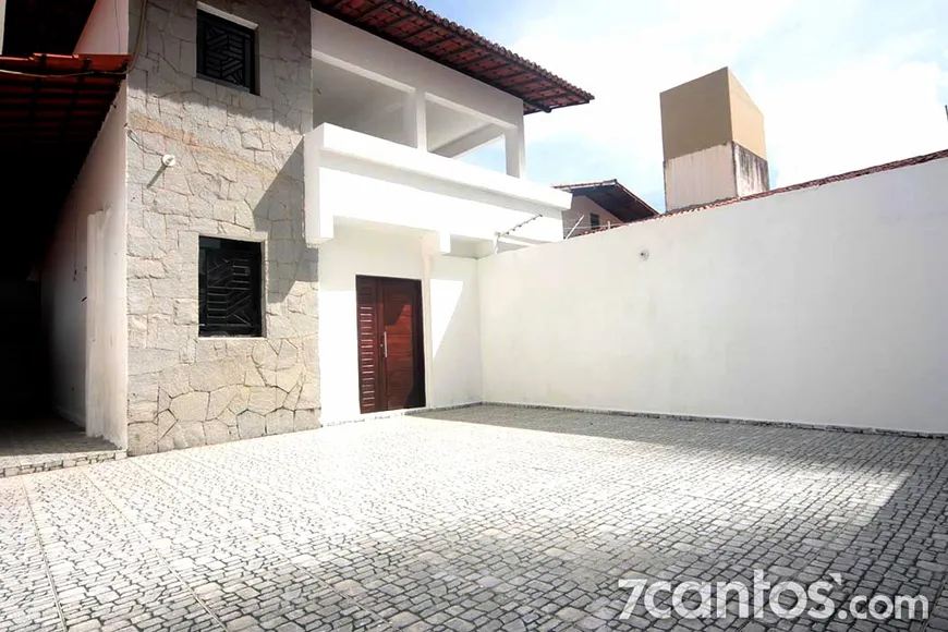 Foto 1 de Casa com 3 Quartos para alugar, 191m² em Guararapes, Fortaleza