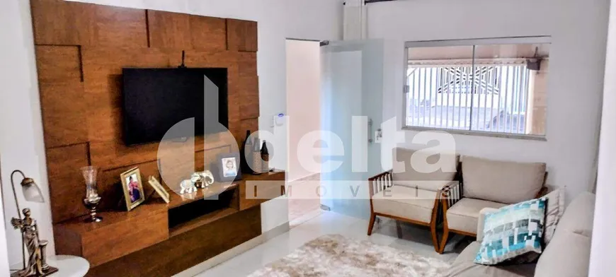 Foto 1 de Casa com 2 Quartos à venda, 70m² em Santa Rosa, Uberlândia