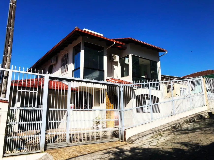 Foto 1 de Casa com 3 Quartos à venda, 256m² em Trindade, Florianópolis