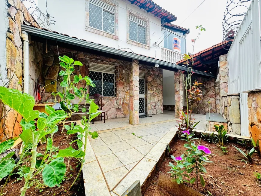 Foto 1 de Casa com 4 Quartos à venda, 194m² em Santa Mônica, Belo Horizonte
