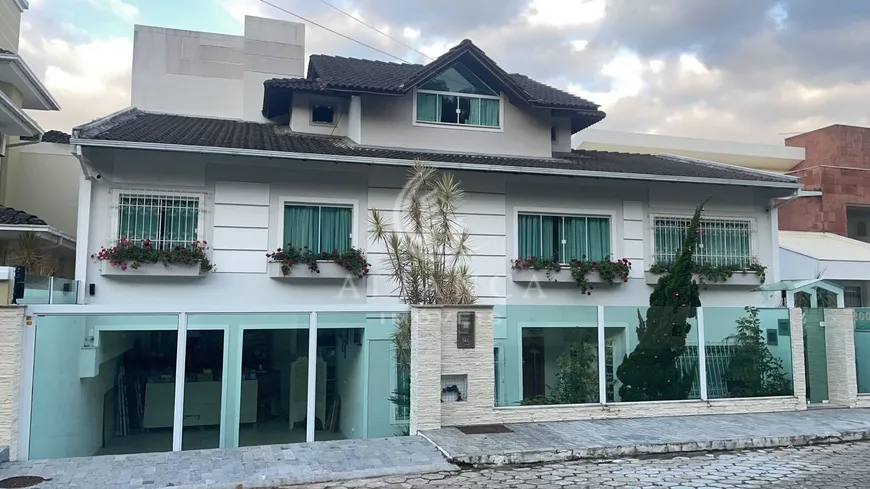 Foto 1 de Casa com 6 Quartos à venda, 450m² em Ponta de Baixo, São José