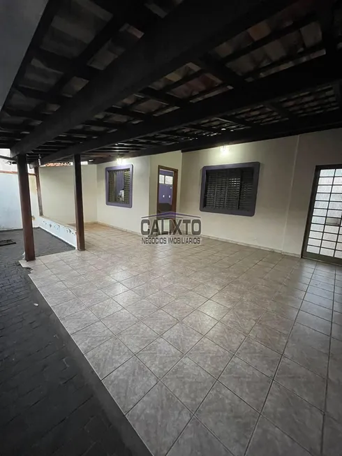 Foto 1 de Casa com 3 Quartos à venda, 170m² em Jardim das Palmeiras, Uberlândia