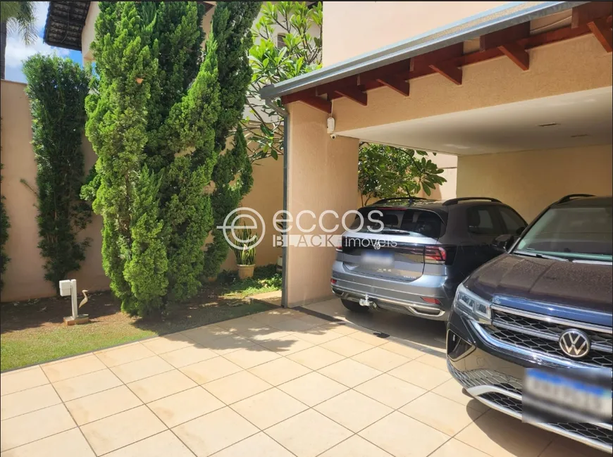 Foto 1 de Casa com 3 Quartos para alugar, 380m² em Lidice, Uberlândia