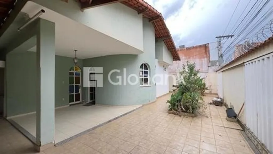 Foto 1 de Casa com 4 Quartos para alugar, 341m² em Todos os Santos, Montes Claros
