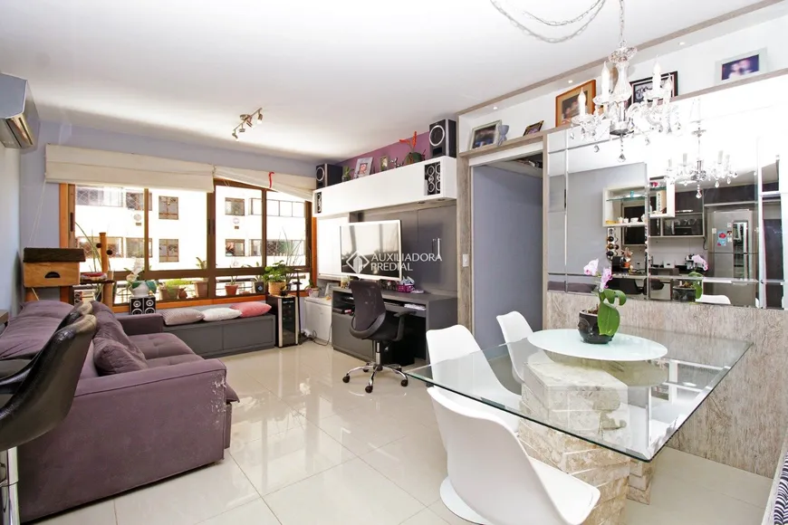 Foto 1 de Apartamento com 2 Quartos à venda, 77m² em Passo da Areia, Porto Alegre