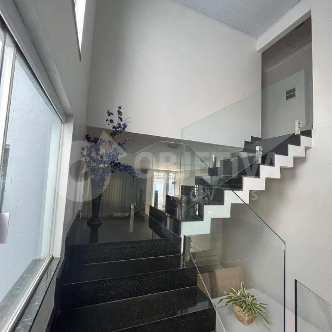 Foto 1 de Casa com 5 Quartos à venda, 242m² em Jardim Europa, Uberlândia