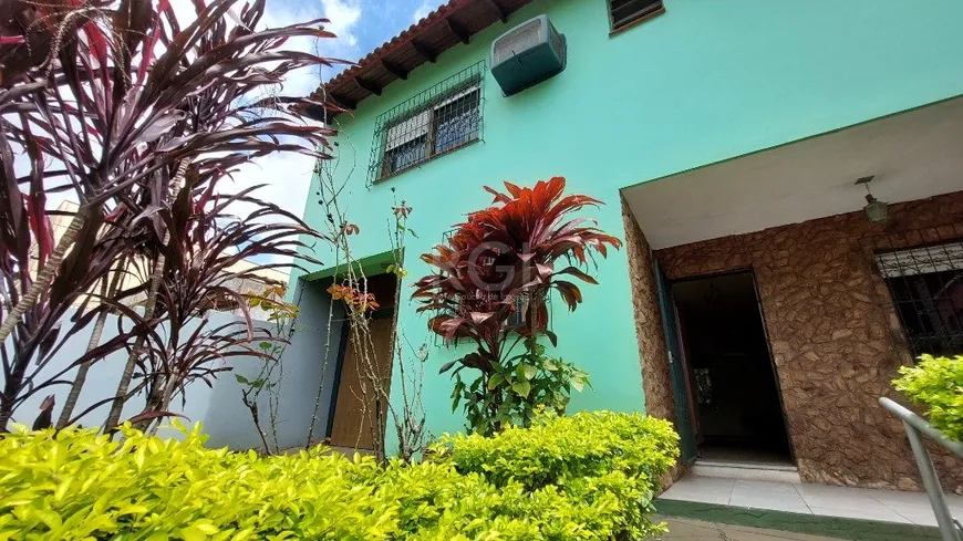 Foto 1 de Casa com 3 Quartos à venda, 240m² em Teresópolis, Porto Alegre