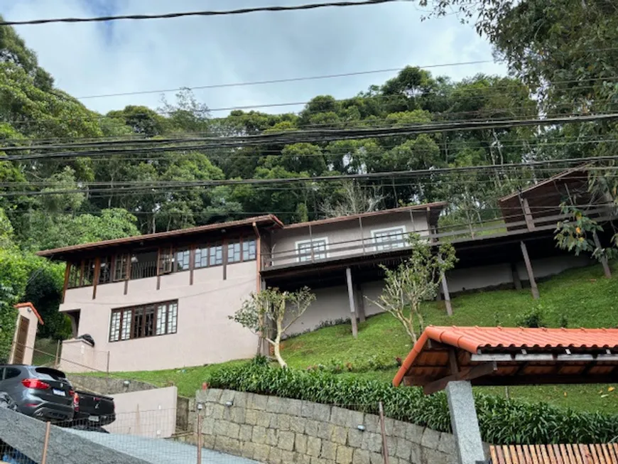 Foto 1 de Casa com 4 Quartos para alugar, 300m² em Agriões, Teresópolis